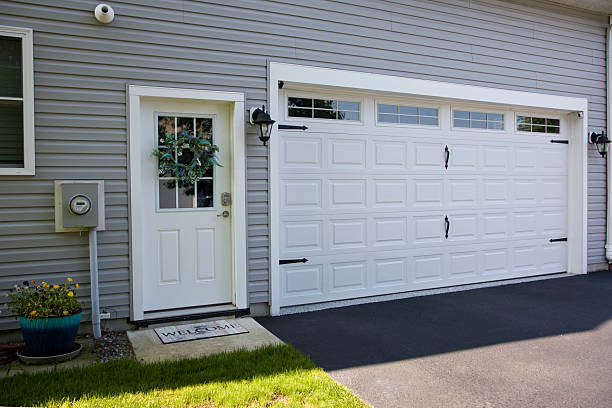 24/7 Emergency Garage Door Panel Replacement experts in Bardmoor, FL
